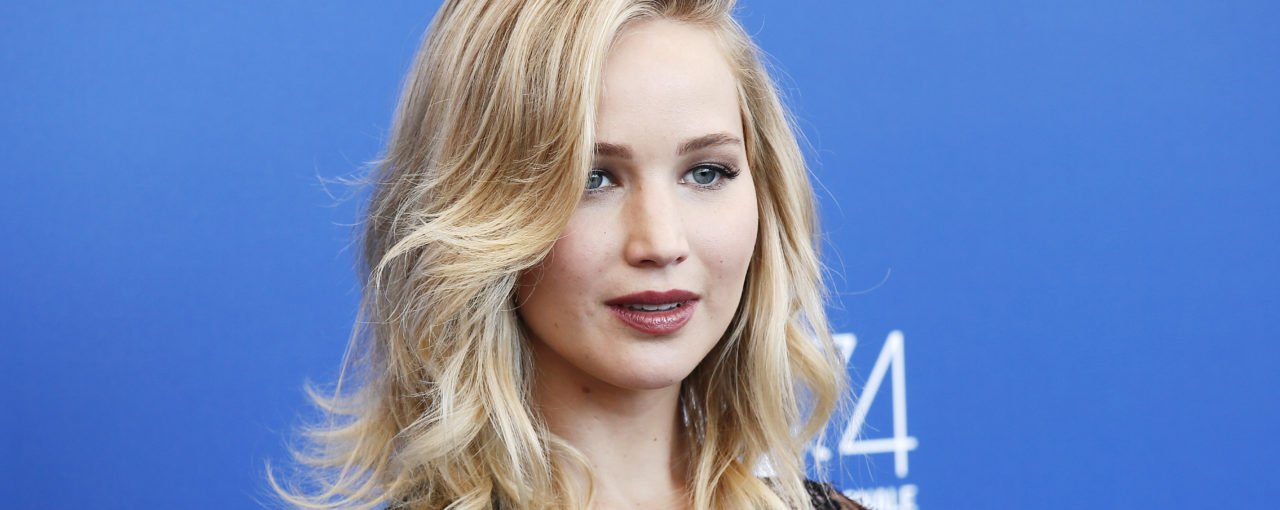 Jennifer Lawrence Sexy lob hair cut with body, nicely framing baby lights with Balayage color